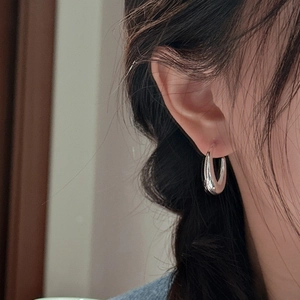 Créoles minimalistes en argent sterling S925 avec un design épais en U sur un mannequin