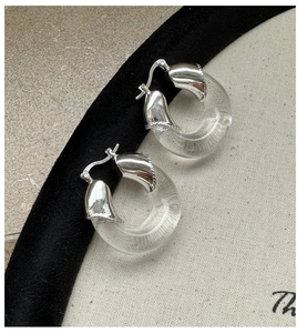 Détail de boucles d'oreilles U en argent S925 avec résine texturée et fermoir métal