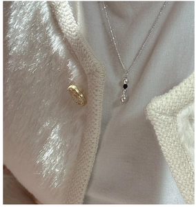 Gros plan d'un collier en argent S925 avec pendentif perles minimaliste noir et blanc