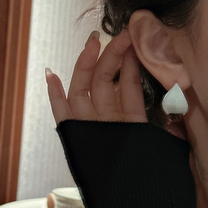 Boucles d'oreilles cœur en argent S925 et émail blanc portées par un mannequin