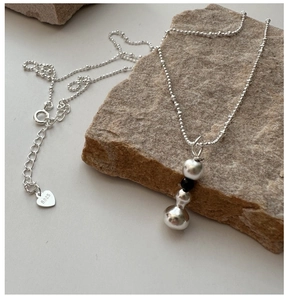 Détail du collier en argent S925 avec trois perles sur une chaîne à billes épurée