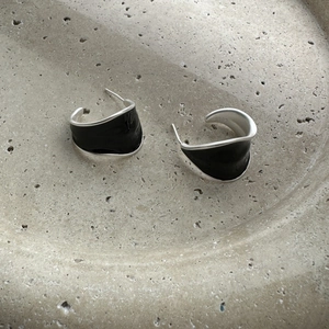 Boucles d'oreilles minimalistes en argent S925 avec émail noir sur plateau en pierre