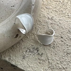 Boucles d'oreilles créoles en C en argent 925 avec finition en émail gris épuré