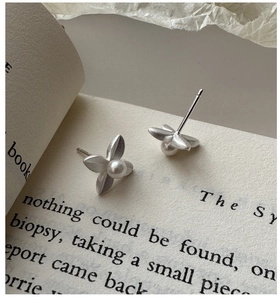 Detail view of 925 silver leaf earrings with matte finish and central white pearl