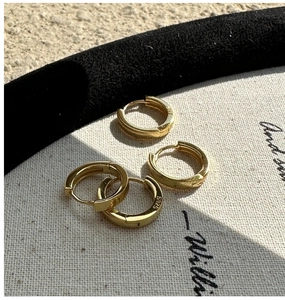 Makroaufnahme von S925 Sterlingsilber Gold Creolen mit Gravur der Punzierung