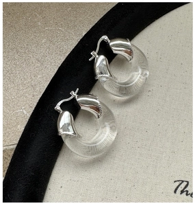 Détail des boucles d'oreilles en argent en forme de U avec texture résine rayée