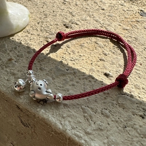 Bracelet tressé rouge fait main avec pendentif dauphin en argent mat et perles