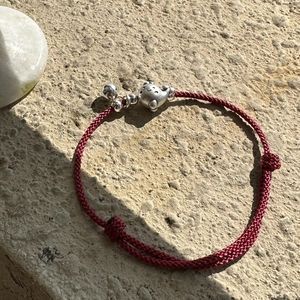 Bracelet en corde tressée rouge avec pendentifs dauphin et clochette en argent S925
