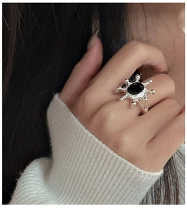 Detail of S925 sterling silver ring featuring a black agate stone on a hand