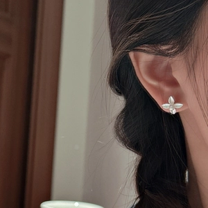 Minimalist 925 silver leaf earrings with matte frosted finish and white center bead