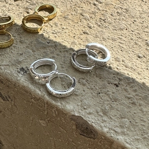 Créoles en argent sterling S925 avec texture martelée en finitions or et argent