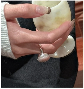 Gros plan sur une bague en argent S925 avec une texture brossée mate hémisphérique
