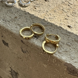 Créoles minimalistes en argent sterling S925 avec texture martelée en finition or et argent