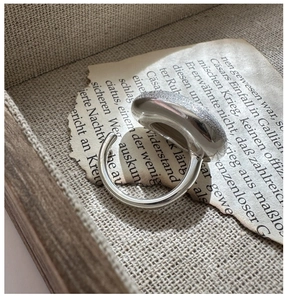 Détail d'une bague en argent S925 avec texture brossée et design de haricot irrégulier