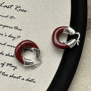 Boucles d'oreilles U en argent S925 et résine rouge sur fond poétique