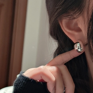 Elegant S925 sterling silver curved stud earrings with minimalist bean shape design