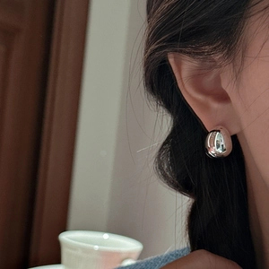 Polished S925 sterling silver teardrop earrings with a minimalist curved design