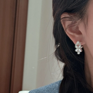 Elegant S925 silver leaf shell pearl earrings for women in minimalist floral cluster style