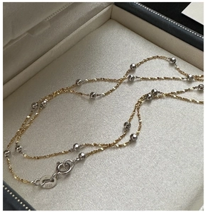 Vue macro détaillée du poinçon S925 argent sur le collier à perles bicolores