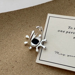 Minimalist S925 sterling silver ring with black agate in a modern fluid design