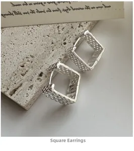 Gros plan détaillé des boucles d'oreilles carrées en argent S925 à texture tressée