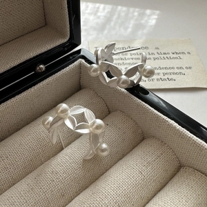 Matte S925 silver leaf earrings with small white pearls in an elegant gift box