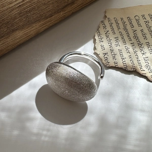 Bague minimaliste en argent S925 avec dôme ovale texturé et finition brossée