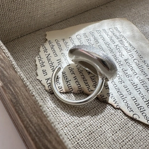 Bague minimaliste en argent S925 avec design galet givré et texture brossée élégante