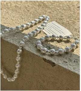 Detailaufnahme von S925 Sterlingsilber Perlenarmband mit mattierter Metalltextur