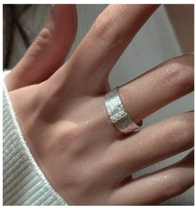 Détail de la bague large en argent S925 avec texture martelée et trois perles blanches