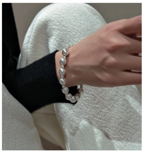 Nahaufnahme von S925 Sterlingsilber Perlenarmband mit mattiertem Finish am Handgelenk