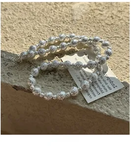 Dettaglio della collana in argento 925 con perle luccicanti e finitura sabbiata