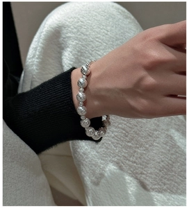Detaillierte Nahaufnahme des S925 Sterlingsilber Perlenarmbands mit glitzernden Perlen