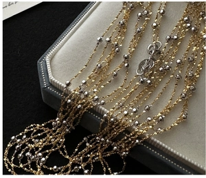 Gros plan du collier multicouche en argent S925 avec perles scintillantes étoilées