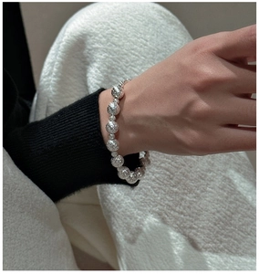 Detailansicht eines S925 Silberperlenarmbands mit Hammerschlag-Textur am Handgelenk