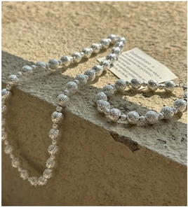 Dettaglio della collana in argento 925 con perle scintillanti e finitura satinata elegante