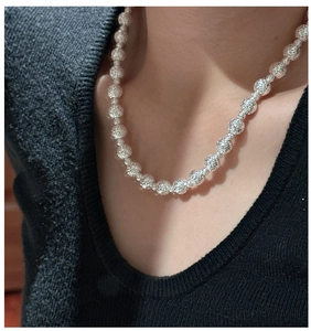 Dettaglio della collana di perle in argento 925 con finitura sabbiata sul modello