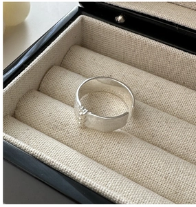 Détail de bague en argent sterling S925 avec texture brossée et trois petites perles