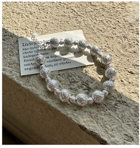 Makroaufnahme eines S925 Sterlingsilber-Perlenarmbands mit strukturierter Oberfläche und Verschluss
