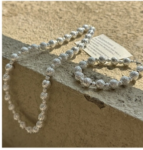 Dettaglio della collana in argento sterling 925 con perle luccicanti a trama opaca CNC