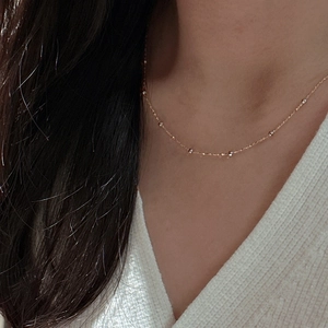 Collier minimaliste en argent S925 doré rose avec perles fines porté par un mannequin