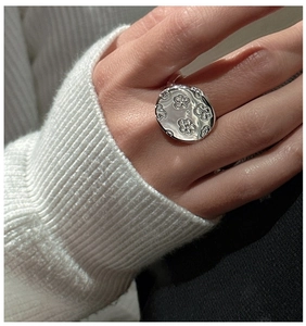 Detailed view of an S925 sterling silver ring featuring a retro embossed floral design
