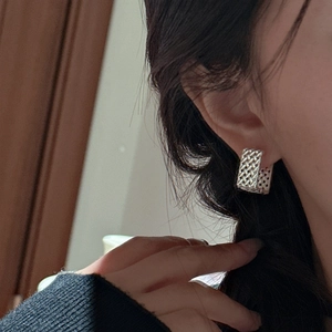 Boucles d'oreilles en argent S925 rectangulaires avec design tissé ajouré sur modèle
