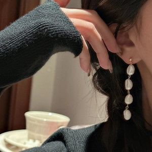 Elegant long S925 silver earrings featuring four baroque pearls with gold finish