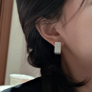 Boucles d'oreilles S925 en argent sterling ajouré portées par une femme