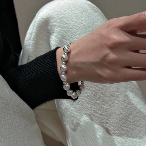 Funkelndes S925 Sterlingsilber Perlenarmband mit strukturierter Sternenlicht-Oberfläche