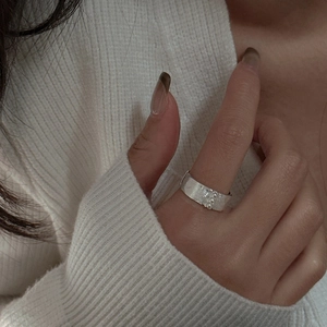 Bague large minimaliste en argent sterling S925 avec texture martelée et trois perles
