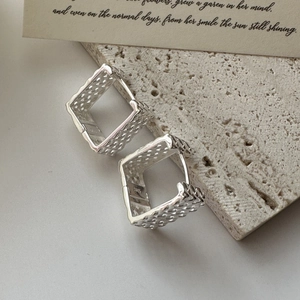 Créoles géométriques minimalistes en argent sterling S925 avec design tissé ajouré