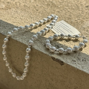 Set collana e bracciale in argento 925 con perle dalla finitura satinata lucida
