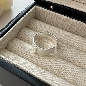 Bague large en argent S925 brossé avec détail de billes dans un écrin à bijoux de luxe